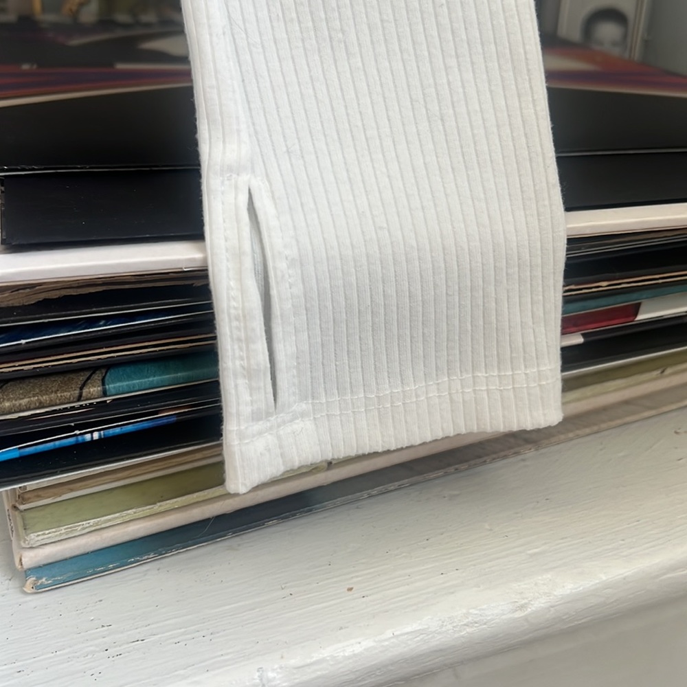 Basic- Keyhole Ribbed Tee - Picture 4 of 4